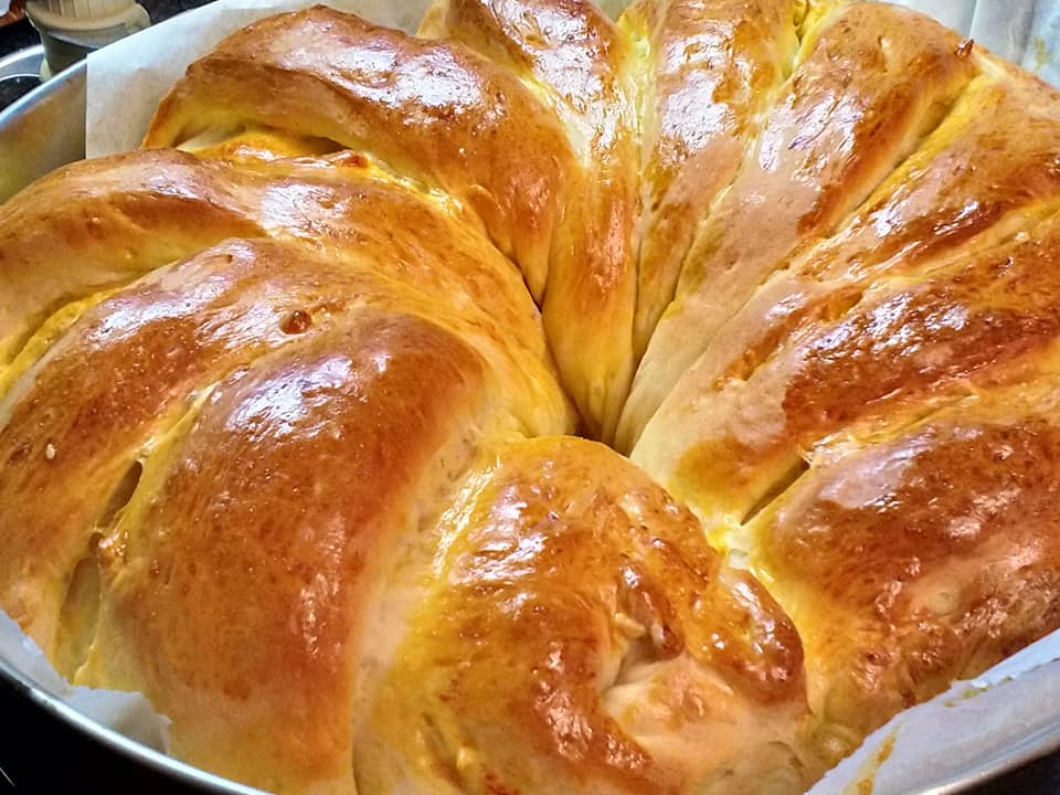  τυρόψωμο με κόκκινη πιπεριά, ανθότυρο, τσένταρ και τυρί Φιλαδέλφεια συνταγή