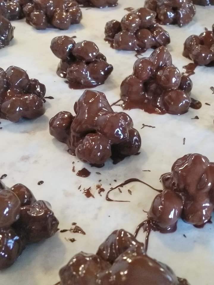 Σοκολατένια βραχάκια με καραμελωμένα φουντούκια – Μόνο 3 υλικά συνταγή