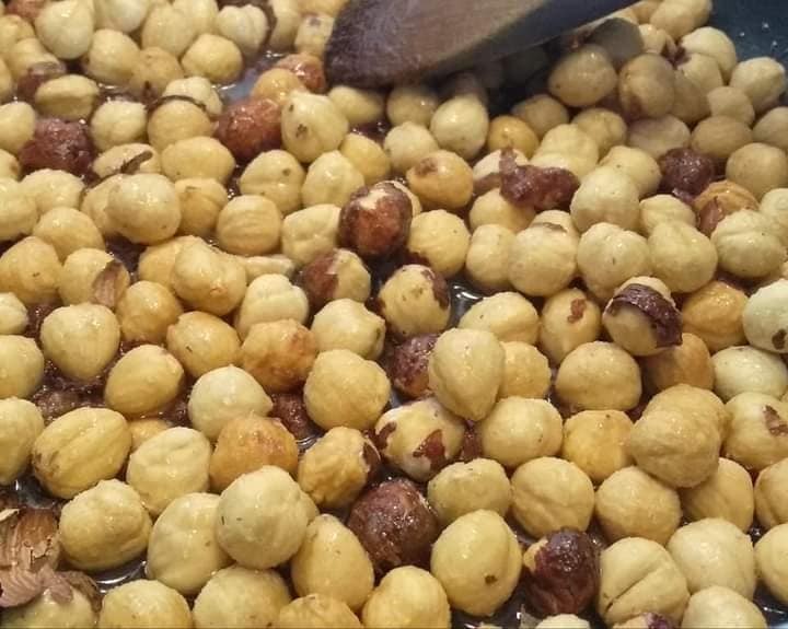 Σοκολατένια βραχάκια με καραμελωμένα φουντούκια – Μόνο 3 υλικά συνταγή