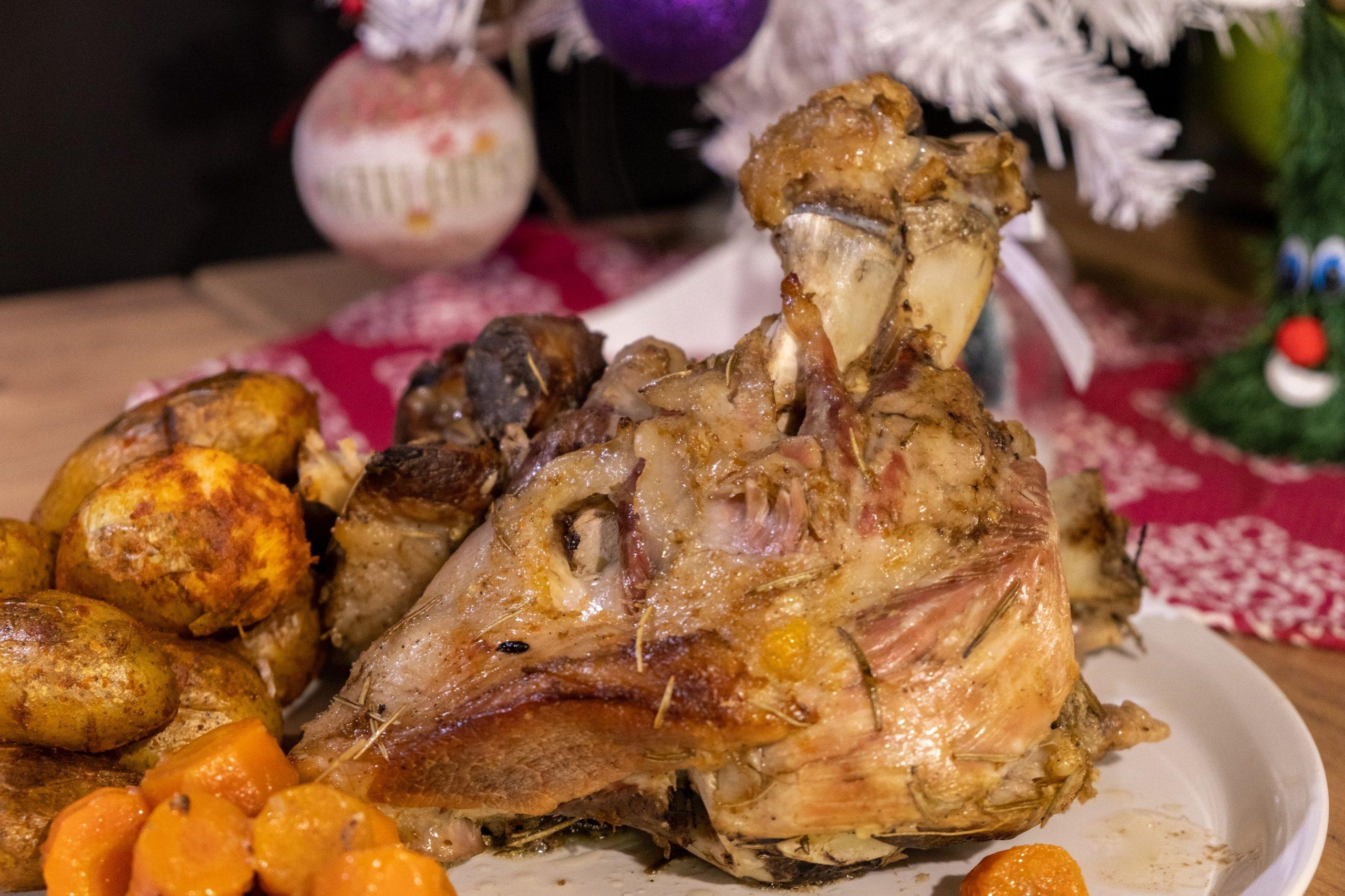 Συνταγή για χοιρινό κότσι στη γάστρα που λιώνει στο στόμα