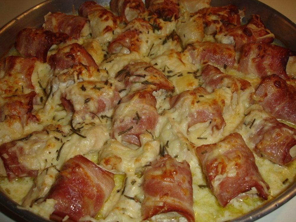 Φιλέτο κοτόπουλο τυλιγμένο σε μπέικον με γραβιέρα, κασέρι & κρέμα γάλακτος