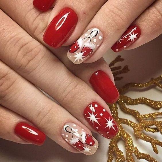 κόκκινα νύχια με ζωγραφισμένα γάντια του Άγιου Βασίλη για την Πρωτοχρονιά 