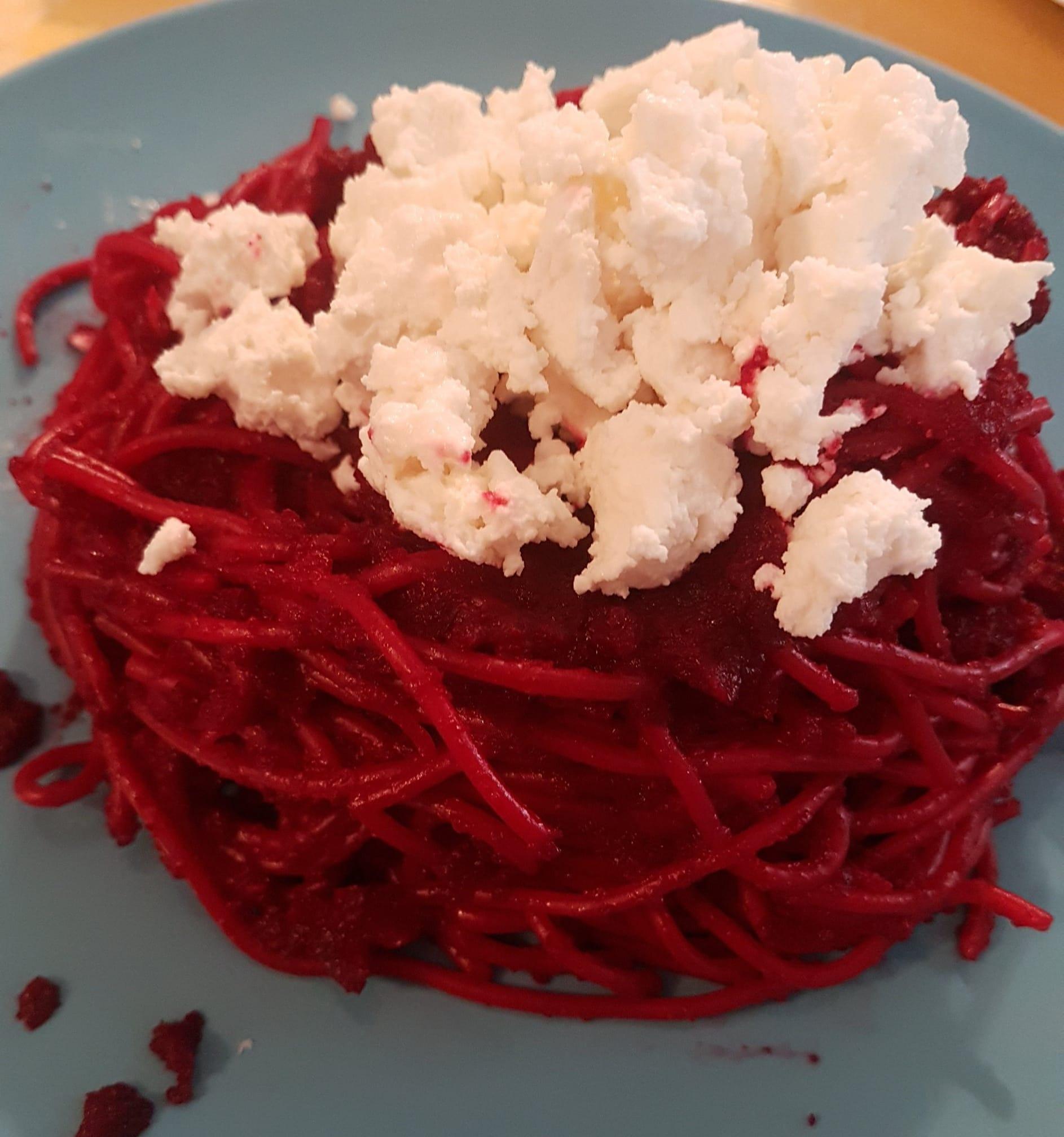 Μακαρονάδα με κρέμα παντζαριού