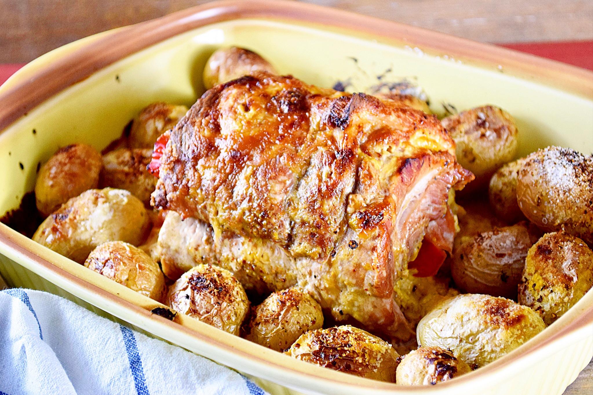 Γιορτινή χοιρινή πανσέτα γεμιστή με χαλούμι & πολύχρωμες πιπεριές σε ρολό