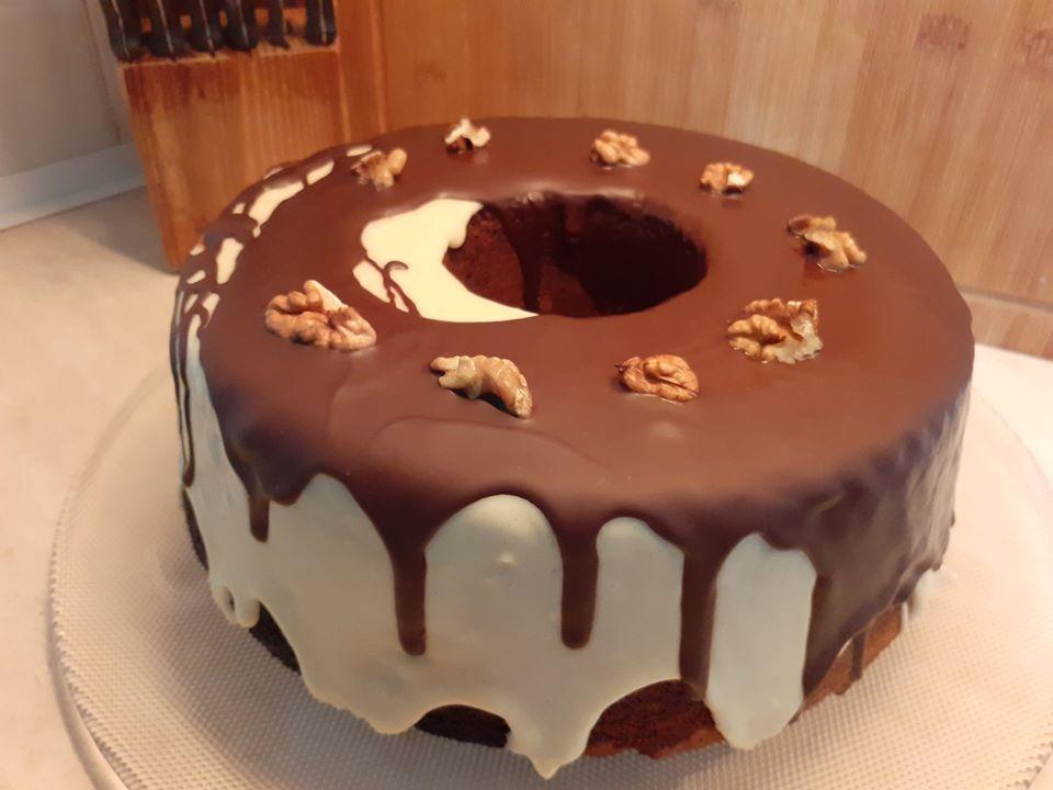 Κέικ με διπλό γλάσο λευκής και μαύρης σοκολάτας