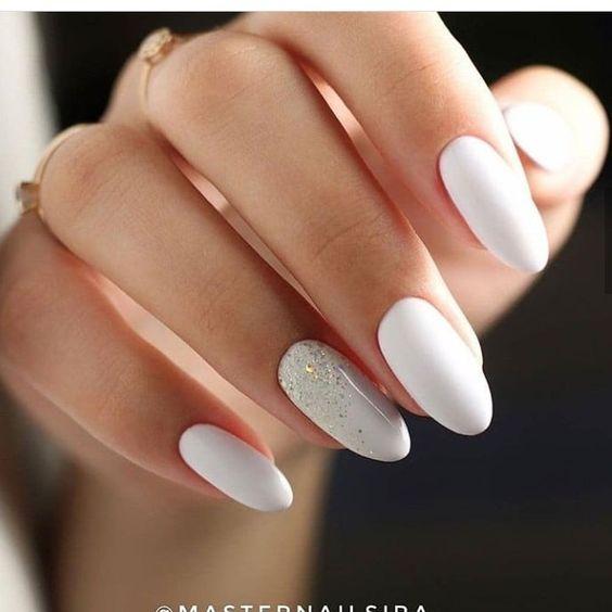 νύχια 2021: λευκά νύχια με στρας 