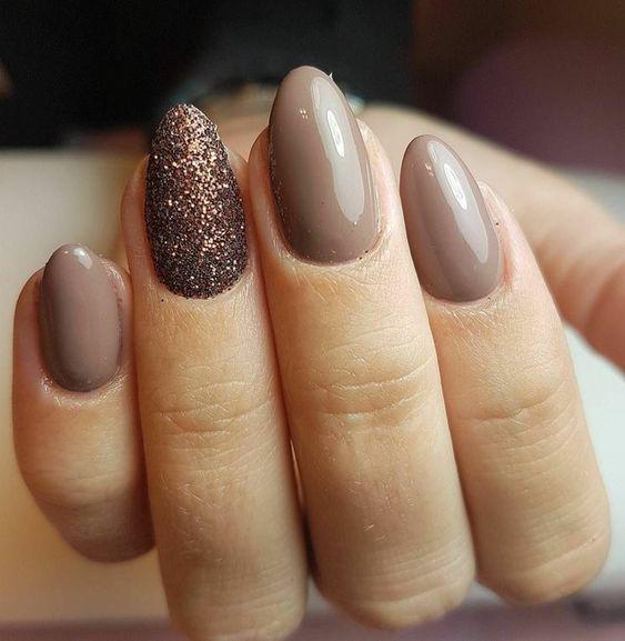 νύχια 2021: μπεζ νύχια με καφέ στρας νύχια 2021: μπεζ νύχια με καφέ στρας