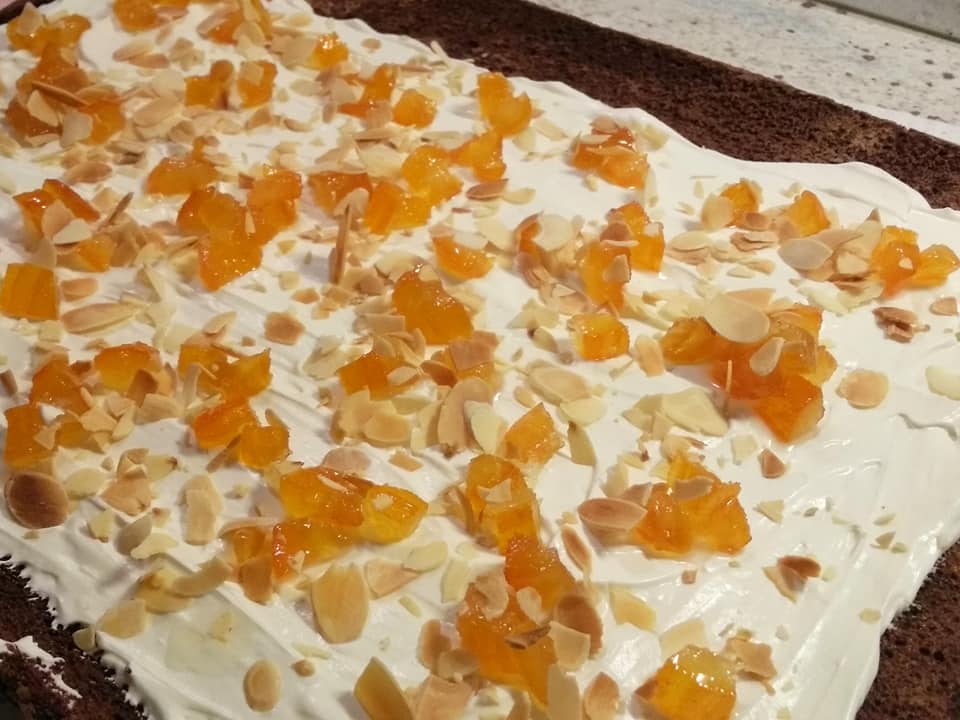 πρωτοχρονιάτικος κορμός με γλυκό του κουταλιού πορτοκάλι και παντεσπάνι σοκολάτας συνταγή