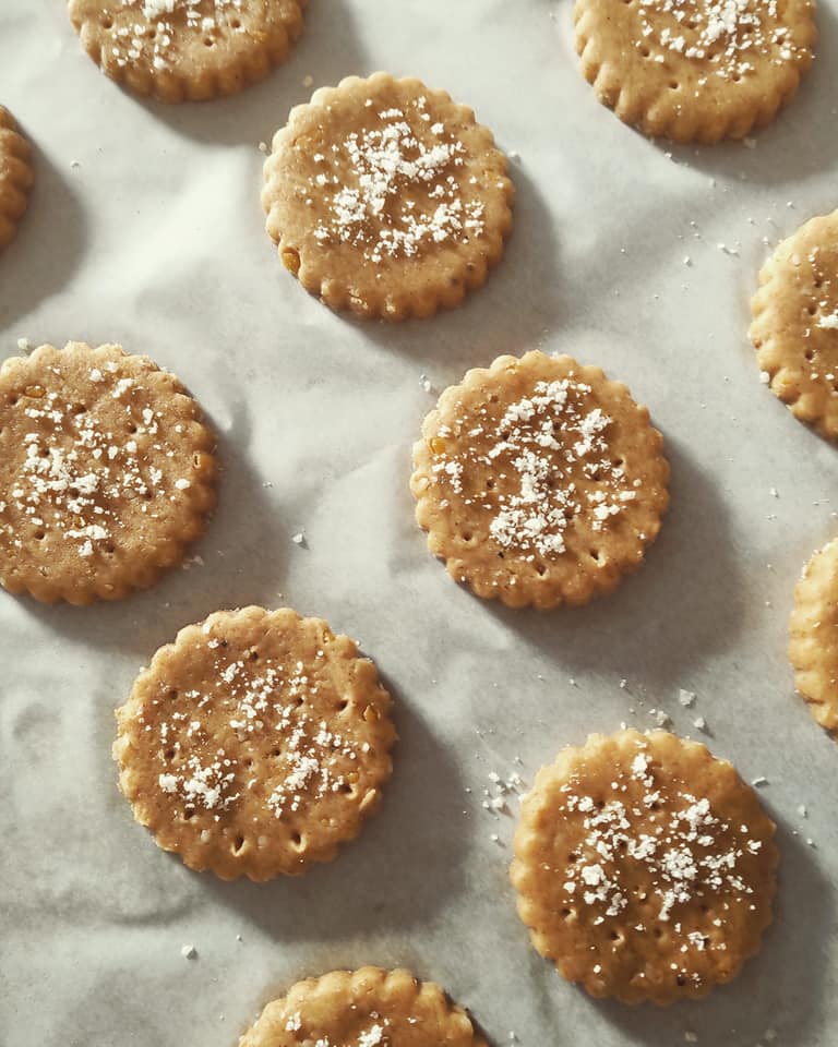 Αλμυρά μπισκότα με τσένταρ, παρμεζάνα & αλεύρι ολικής