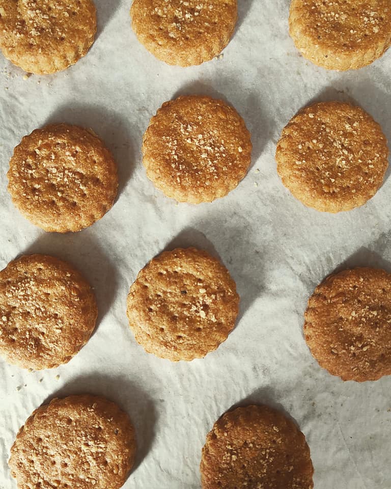 Αλμυρά μπισκότα με τσένταρ, παρμεζάνα & αλεύρι ολικής