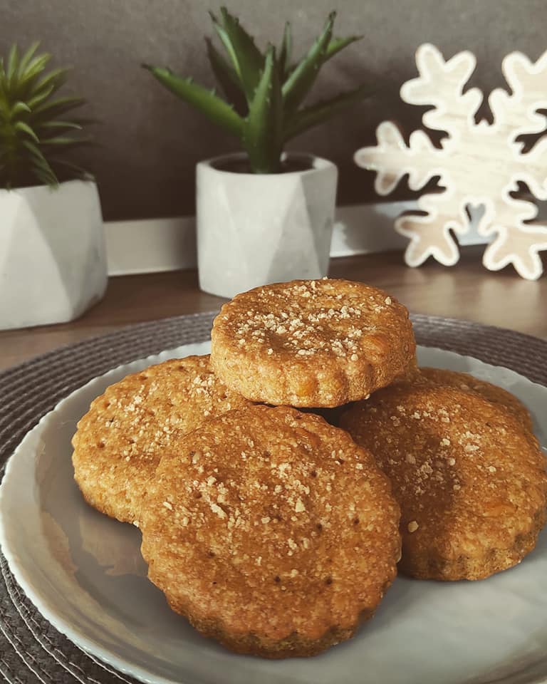 Αλμυρά μπισκότα με τσένταρ, παρμεζάνα & αλεύρι ολικής