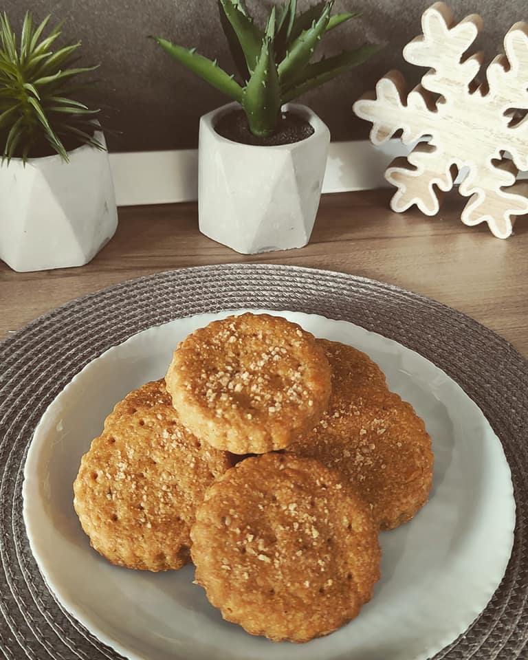 Αλμυρά μπισκότα με τσένταρ, παρμεζάνα & αλεύρι ολικής