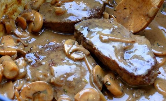 Μαριναρισμένο μοσχαράκι, με σάλτσα μανιταριών Μαριναρισμένο μοσχαράκι, με σάλτσα μανιταριών