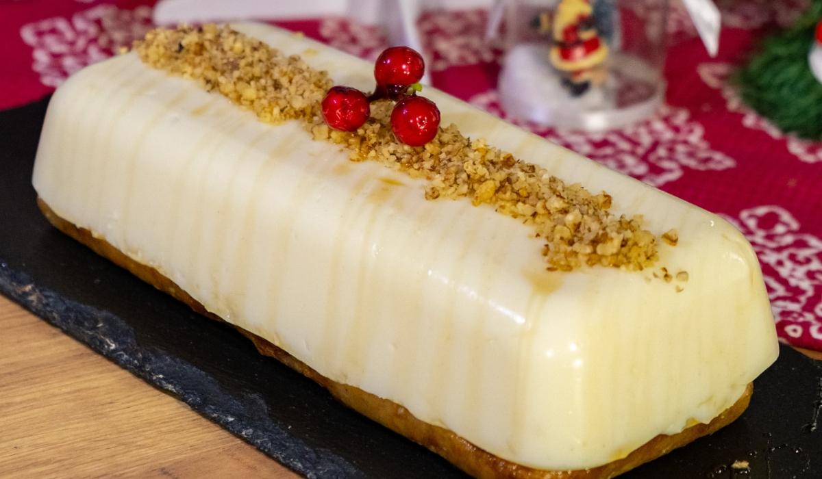 Γιορτινή πουτίγκα με σιρόπι καραμέλας και καρύδια Γιορτινή πουτίγκα με σιρόπι καραμέλας και καρύδια