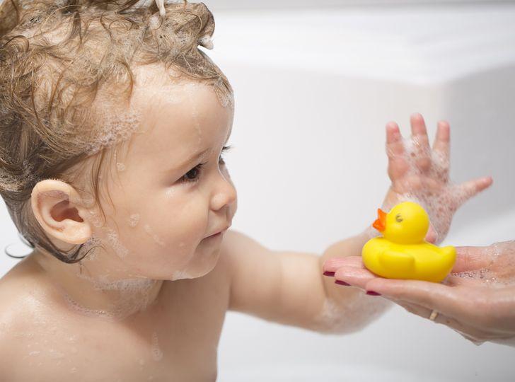 γιατί οι λαστιχένιες πάπιες για το μπάνιο είναι επικίνδυνες για τα παιδιά 