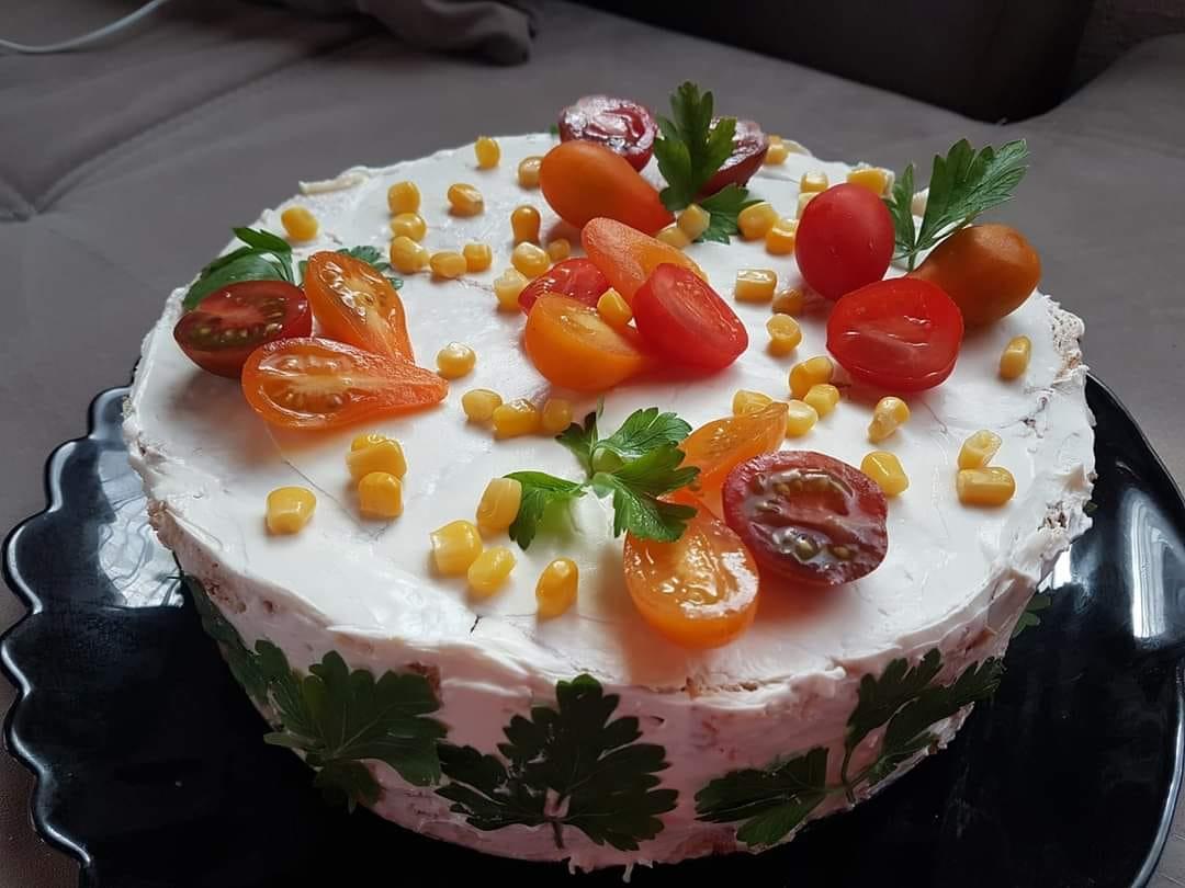 Πρωτοχρονιάτικη σαλάτα σε φόρμα του κέικ με ψωμί του τοστ, σώς μαγιονέζα & αλλαντικά συνταγή