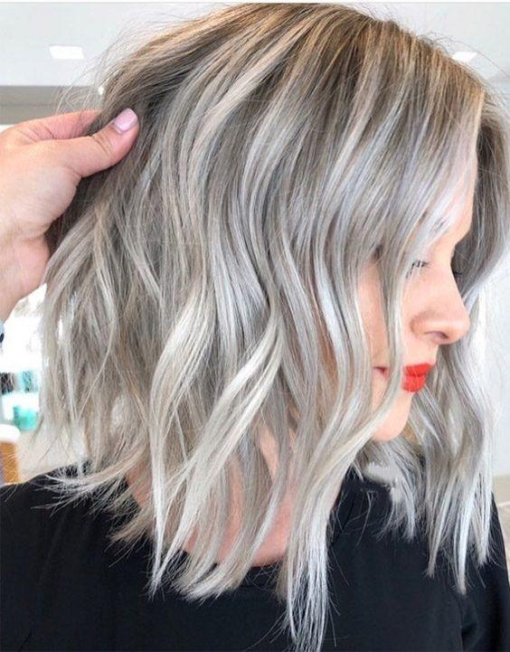 Γκρι ξανθά καρέ μαλλιά Γκρι ξανθά καρέ μαλλιά