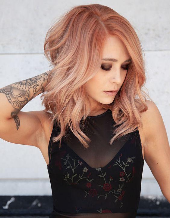 ξανθά καρέ μαλλιά με λιλά αποχρώσεις ξανθά καρέ μαλλιά με λιλά αποχρώσεις