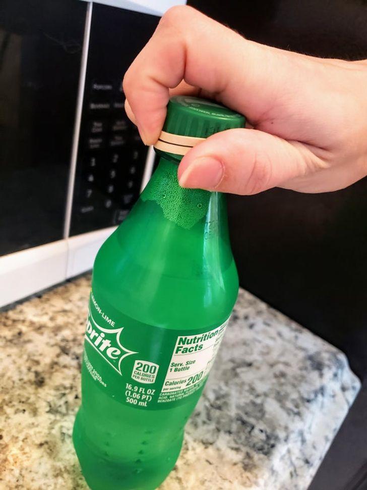 Ανοίξτε εύκολα τα πλαστικά μπουκάλια αναψυκτικών με λαστιχάκι! 