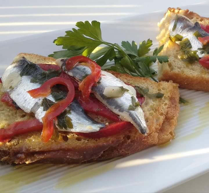  τραγανές μπρουσκέτες με πιπεριά Φλωρίνης _ σαρδέλα_