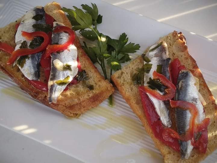  τραγανές μπρουσκέτες με πιπεριά Φλωρίνης _ σαρδέλα_