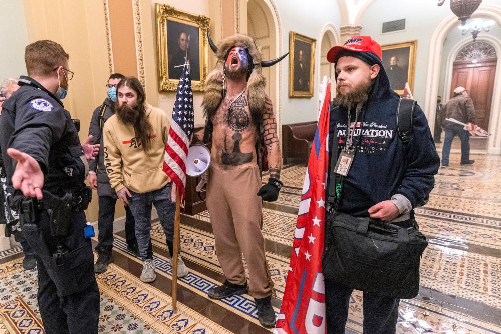 Πανικός στις ΗΠΑ από την εισβολή στο Καπιτώλιο