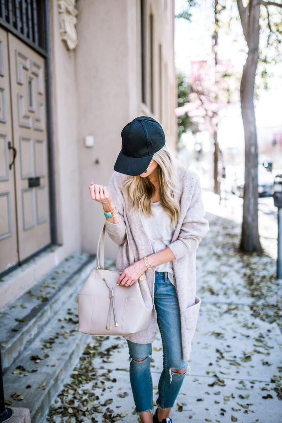 Τα fashion trends στα γυναίκεια ρούχα _Μαύρο γυναικείο καπέλο του baseball με άσπρη μπλούζα, γκρι ζακέτα και jean παντελόνια 