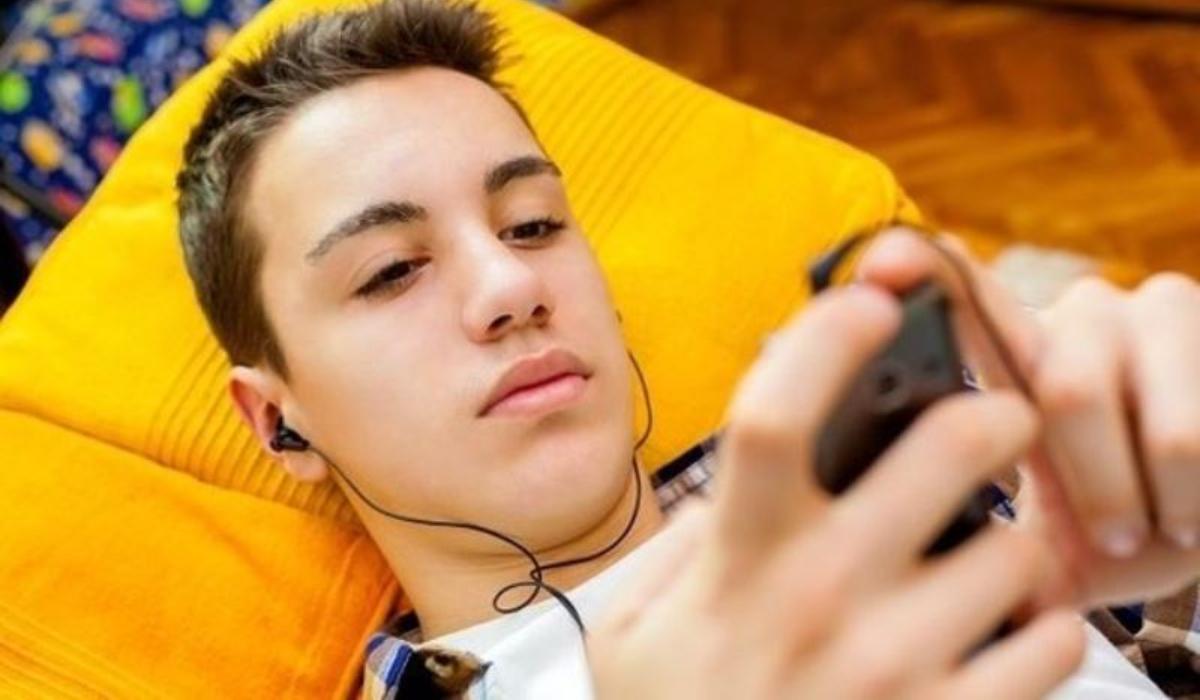 Το έφηβο παιδί μου παίζει συνεχώς με το κινητό, έχει ανεξέλεγκτες παρέες και θέλει μηχανάκι – Ψυχολόγος απαντά