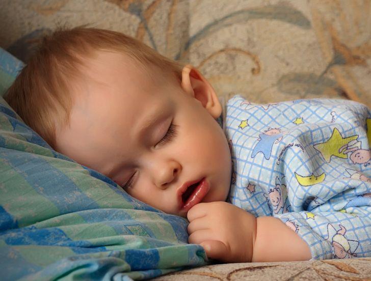 Ένα μακρύ και στενό πρόσωπο_ όταν το παιδί κοιμάται με το στόμα ανοιχτό