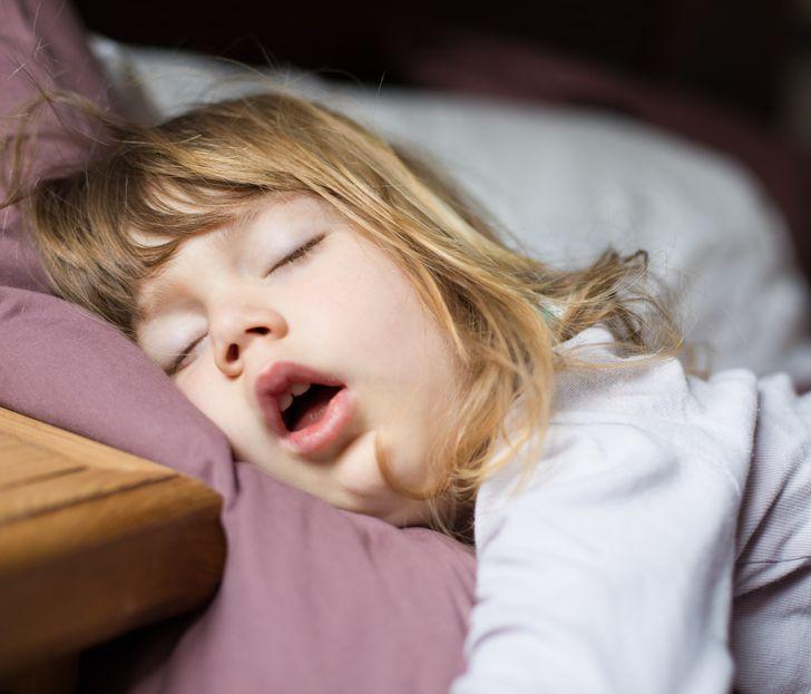 προβλήματα υγείας _παιδί κοιμάται με το στόμα ανοιχτό 