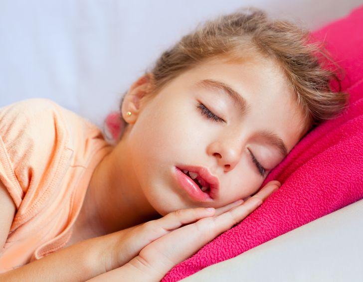 προβλήματα υγείας_ παιδί κοιμάται με το στόμα ανοιχτό 