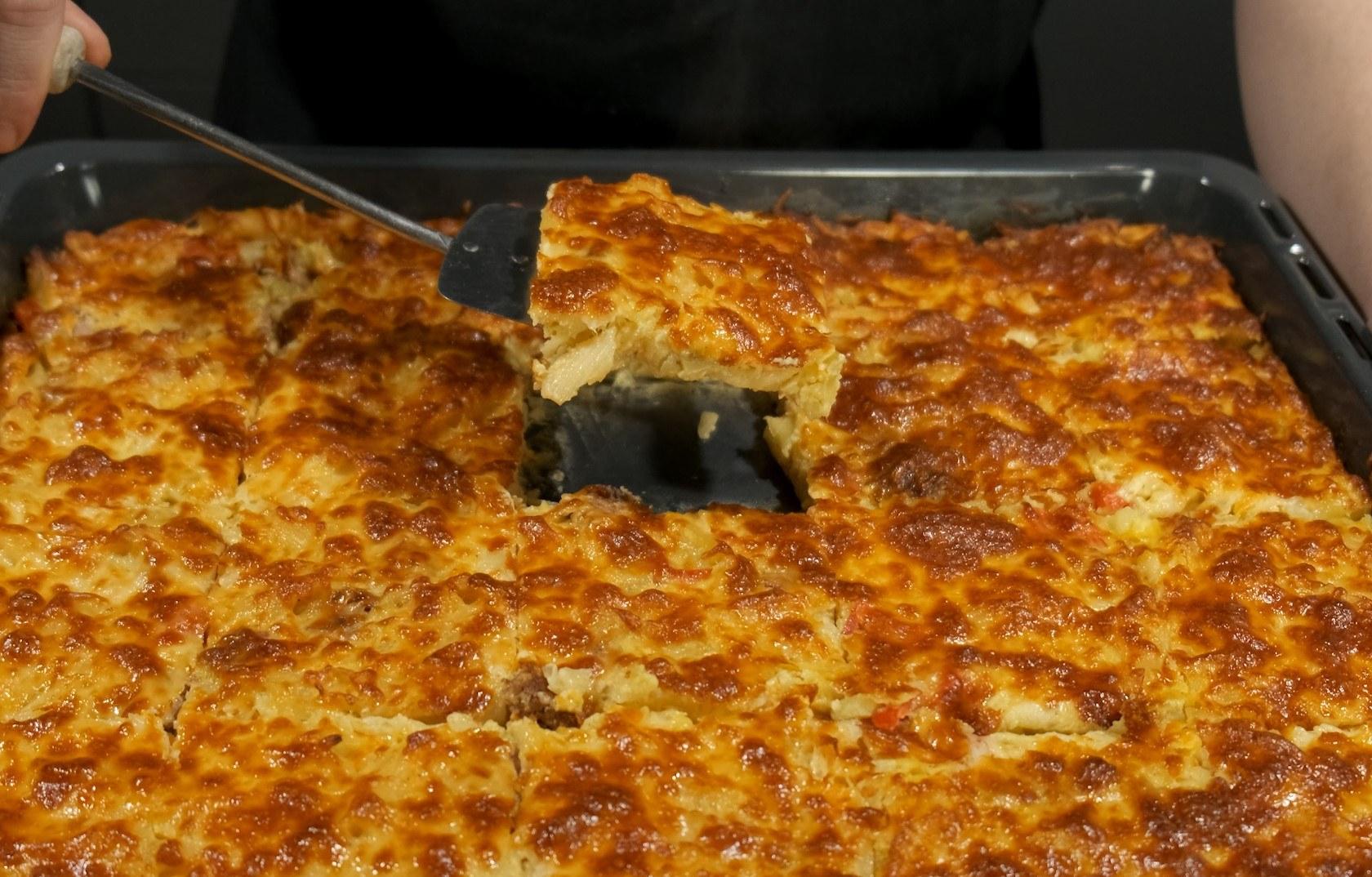 Πένες με λαχανικά και μπεσαμέλ και λουκάνικο στο ταψί_ 