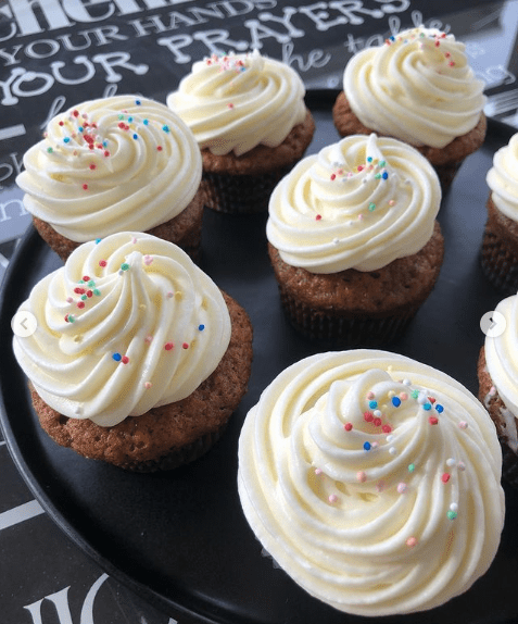 Cupcakes καρότου με frosting τυριού_ Cupcakes καρότου με frosting τυριού_