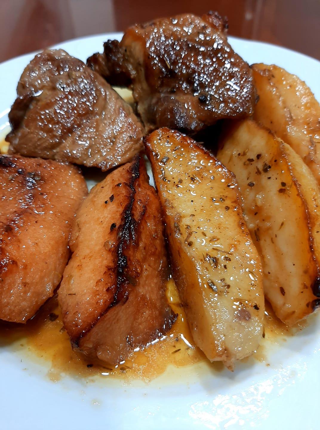 Χοιρινό με κυδώνια και πατάτες συνταγή_