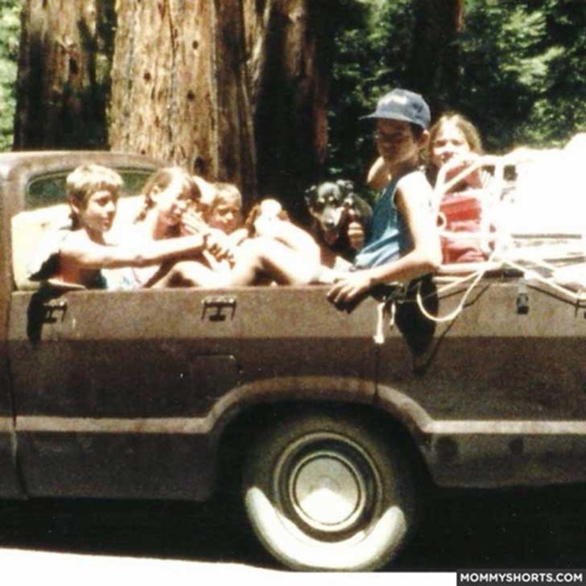 Παιδιά πάνω σε καρότσα αυτοκίνητου_ φωτογραφίες από γονείς_την _δεκαετία_του_80_και_του_90