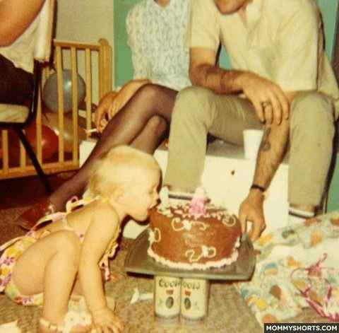 Παιδί τρώει τούρτα_ φωτογραφίες από γονείς_την _δεκαετία_του_80_και_του_90