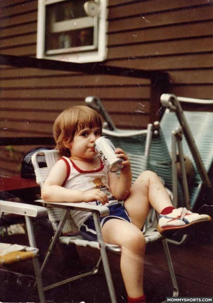 Παιδί πίνει μπίρα_ φωτογραφίες από γονείς_την _δεκαετία_του_80_και_του_90