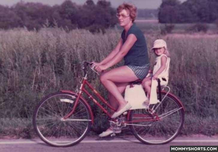 Παιδί σε ποδήλατο χωρίς κράνος_ φωτογραφίες από γονείς_την _δεκαετία_του_80_και_του_90