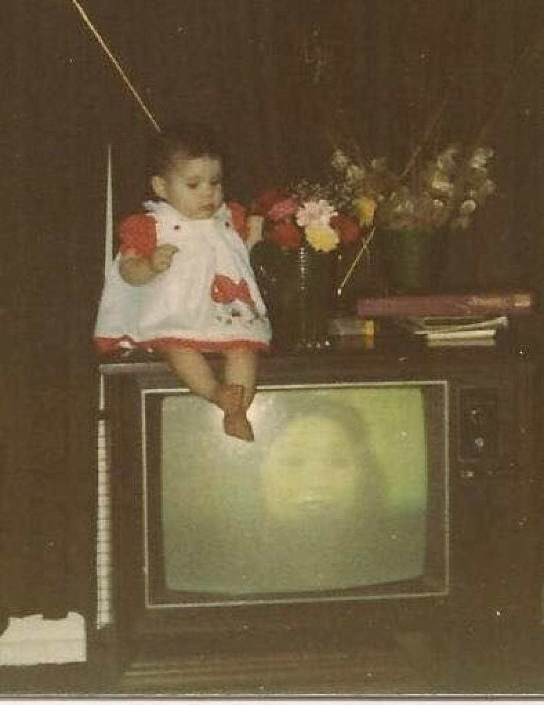 Μωρό πάνω σε τηλεόραση_ φωτογραφίες από γονείς_την _δεκαετία_του_80_και_του_90
