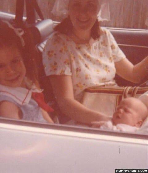 μητέρα με παιδιά στο αμάξι_ φωτογραφίες από γονείς_την _δεκαετία_του_80_και_του_90