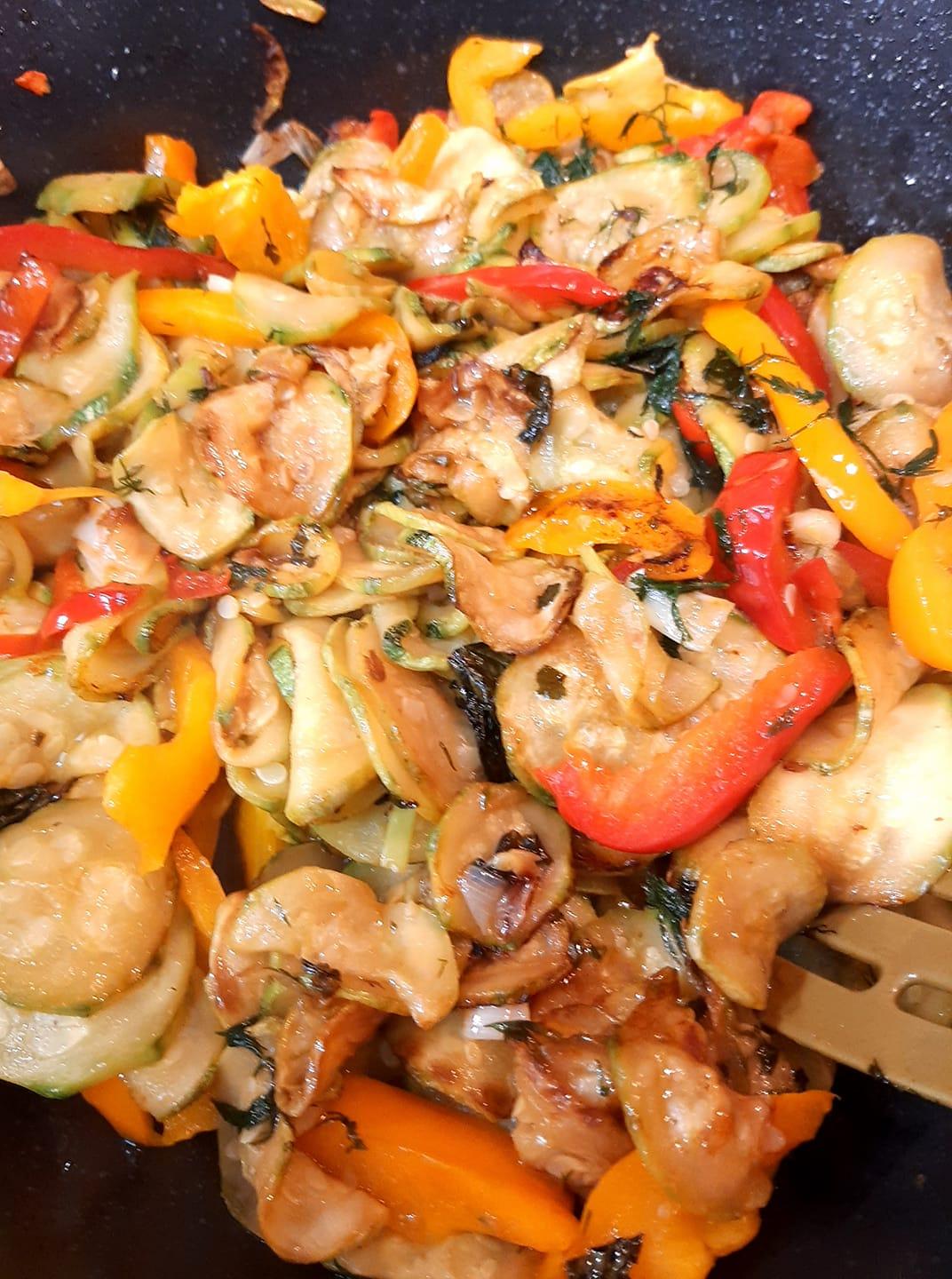 Frittata με κολοκυθάκια, φέτα και πιπεριές_Στο τηγάνι_ Frittata με κολοκυθάκια, φέτα και πιπεριές_Στο τηγάνι_