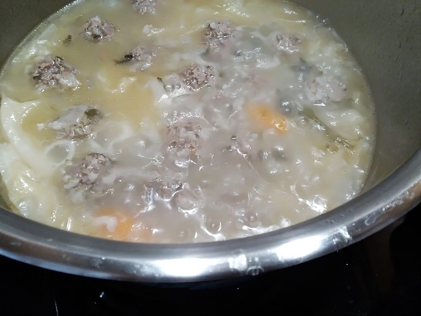 Γιουβαρλάκια αυγολέμονο_ στην κατσαρόλα_