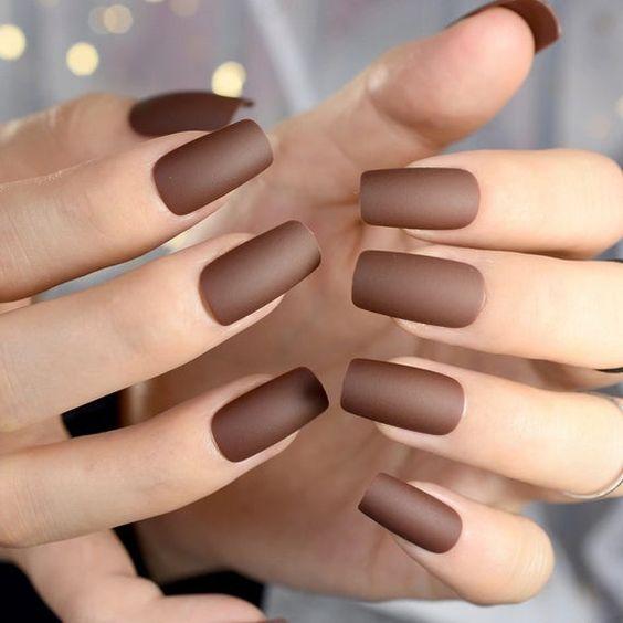 Όμπρε σκούρο καφέ μανικιούρ_ 