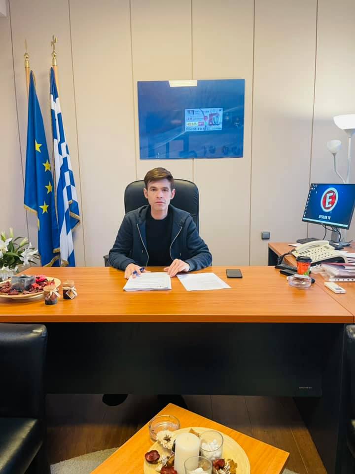 Ο Μένιος Φουρθιώτης ποζάρει στο πολιτικό του γραφείο
