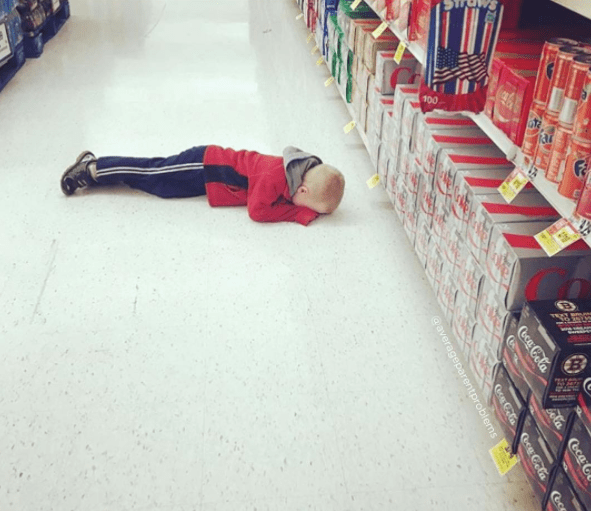 Παιδιά στο supermarket_παιδί κοιμάται_ στο πάτωμα_ του supermarket_ 