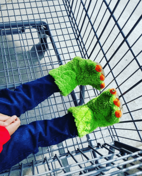 Παιδιά στο supermarket__ παιδί φοράει αστεία παπούτσια_ 