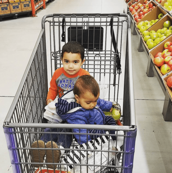παιδιά_ στο καρότσι _του supermarket_ 
