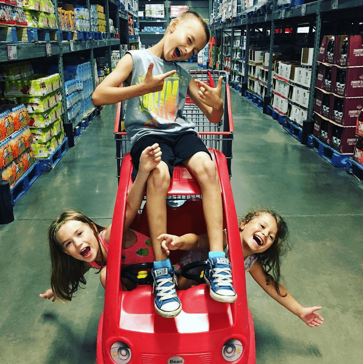 παιδιά_ παίζουν _στο supermarket _