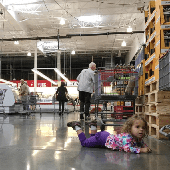 παιδί ξαπλώνει_ στο πατωμα_του supermarket _