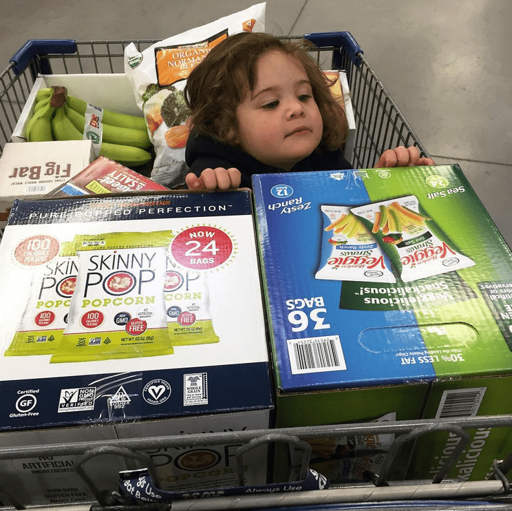 παιδί _στο καρότσι_ του supermarket_ 